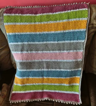 Manta tejida a crochet multicolor