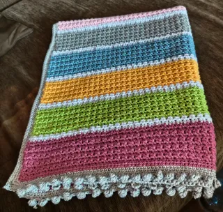 Manta tejida a crochet multicolor