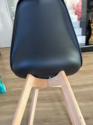 Sedie ergonomiche in plastica con gambe in legno