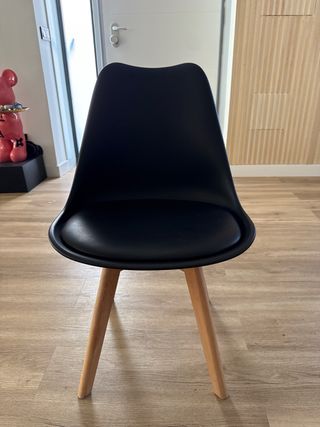 Sedie ergonomiche in plastica con gambe in legno