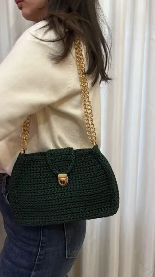 Borsa uncinetto verde con catena oro