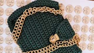 Borsa uncinetto verde con catena oro