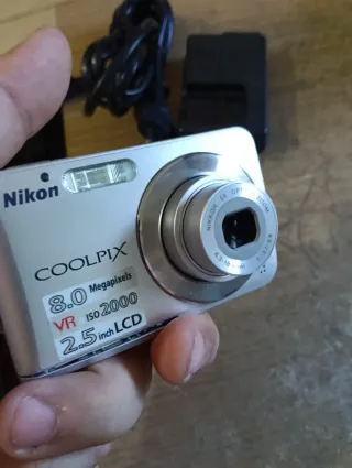 Cámara Digital Nikon COOLPIX S210 Plata