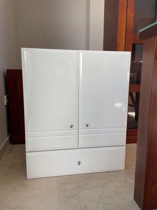 Mueble de baño blanco con puertas y cajones