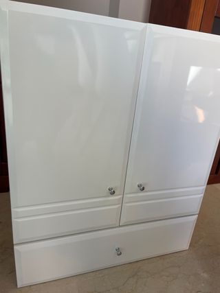 Mueble de baño blanco con puertas y cajones