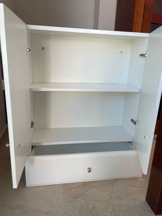 Mueble de baño blanco con puertas y cajones