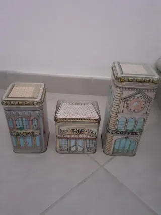 Scatoline in latta a forma di edificio