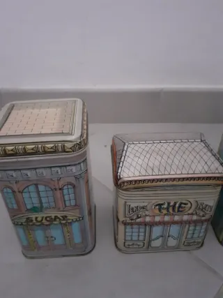 Scatoline in latta a forma di edificio