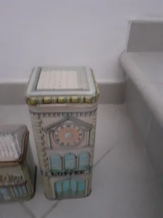 Scatoline in latta a forma di edificio