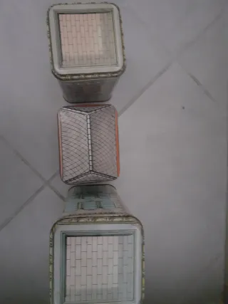 Scatoline in latta a forma di edificio