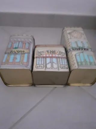 Scatoline in latta a forma di edificio