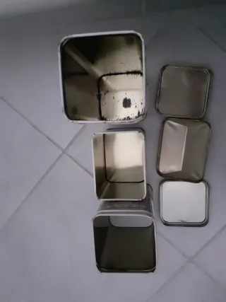 Scatoline in latta a forma di edificio