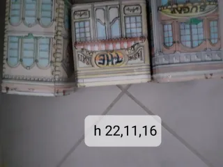 Scatoline in latta a forma di edificio