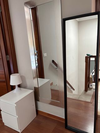 Dos espejos mesilla pequeña de Ikea y lampara