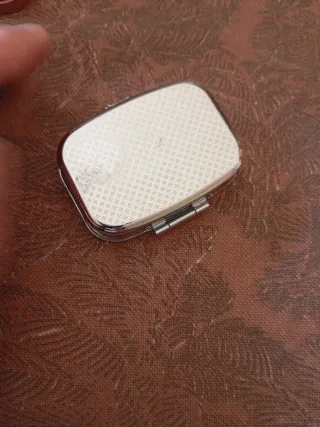 Pastillero con diseño de abeja