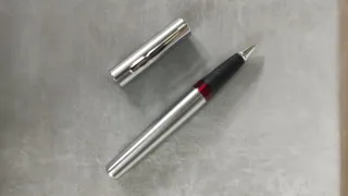 Bolígrafo plateado con detalles rojos Athletic