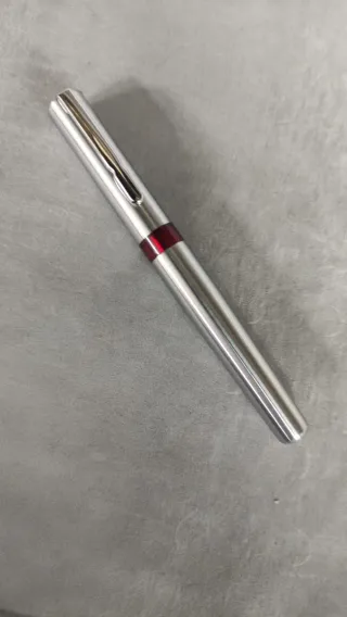 Bolígrafo plateado con detalles rojos Athletic