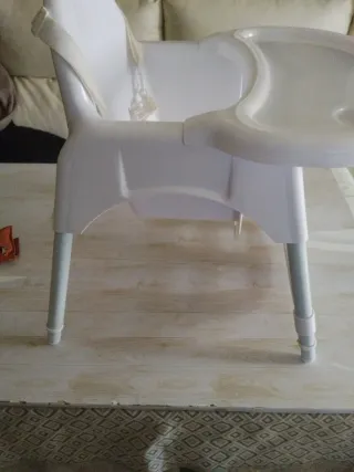 Trona con patas extraíbles para hacerla silla
