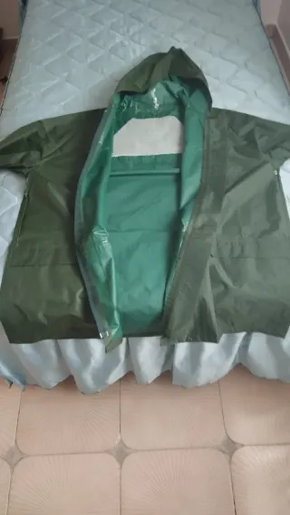 Chubasquero verde poco uso y funda