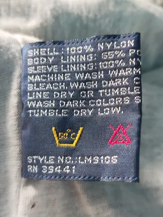 Chaqueta negra con capucha