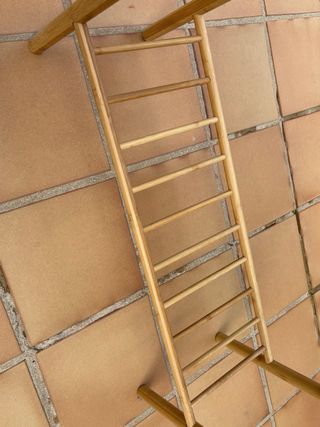 Recibidor de bambú con estante