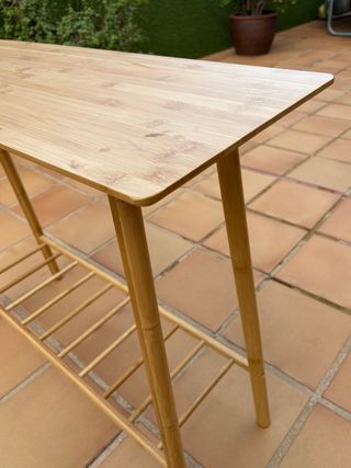 Recibidor de bambú con estante