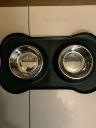 Tappetino in gomma ( misure 44x 24 cm)con ciotole