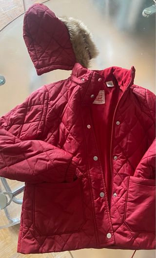 Cazadora acolchada roja con capucha
