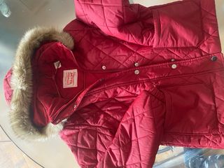 Cazadora acolchada roja con capucha