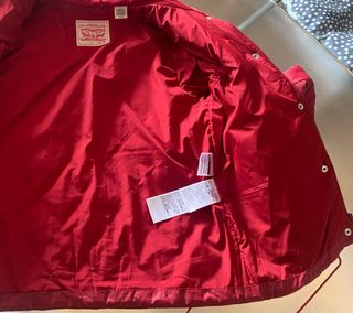 Cazadora acolchada roja con capucha