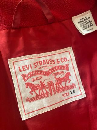 Cazadora acolchada roja con capucha