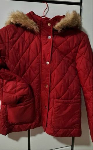 Cazadora acolchada roja con capucha