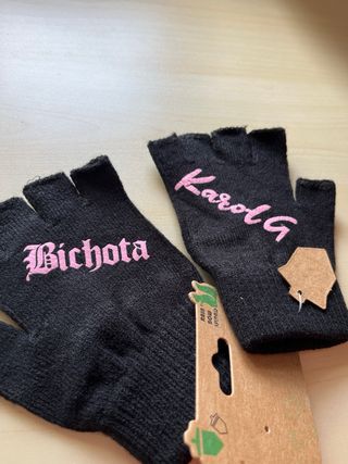 Guantes sin dedos Karol G Bichota