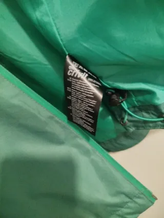 Chubasquero Mountain verde con capucha