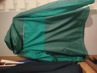 Chubasquero Mountain verde con capucha