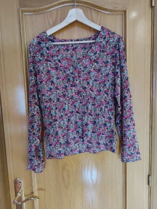 Blusa floral semitransparente manga larga