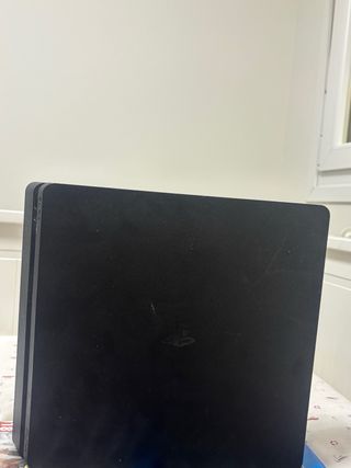 Console PlayStation 4 nera + 4 giochi + cavi