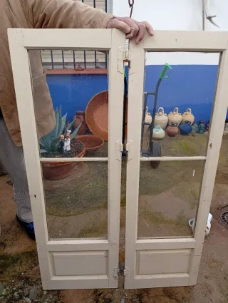 Ventana antigua de madera y cristal