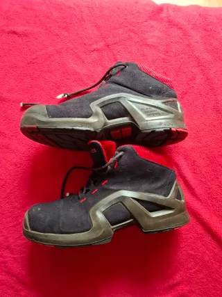 Zapatos de seguridad Uvex negros y rojos