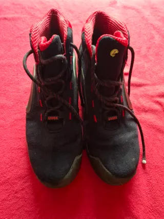 Zapatos de seguridad Uvex negros y rojos