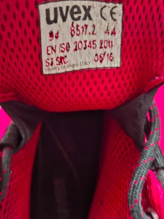 Zapatos de seguridad Uvex negros y rojos