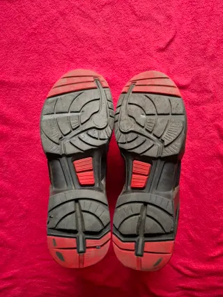 Zapatos de seguridad Uvex negros y rojos