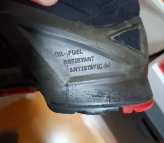 Zapatos de seguridad Uvex negros y rojos