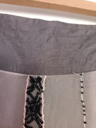 Falda tul y pedrería beige/negra