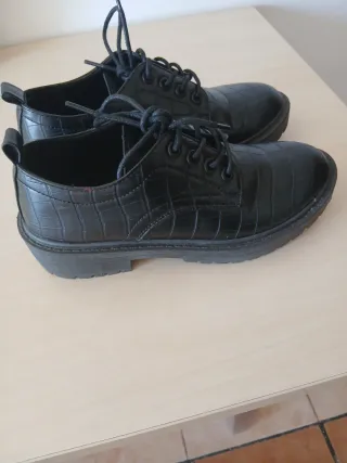 Zapatos negros efecto piel cocodrilo