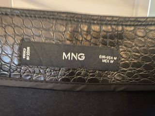 Falda corta efecto piel Mango negra