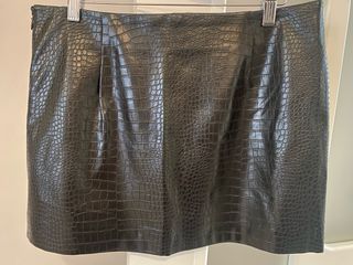 Falda corta efecto piel Mango negra