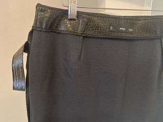 Falda corta efecto piel Mango negra