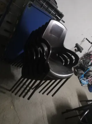 2 Mesas de bar y 11 sillas de plástico