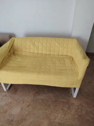 Sofá amarillo de tela